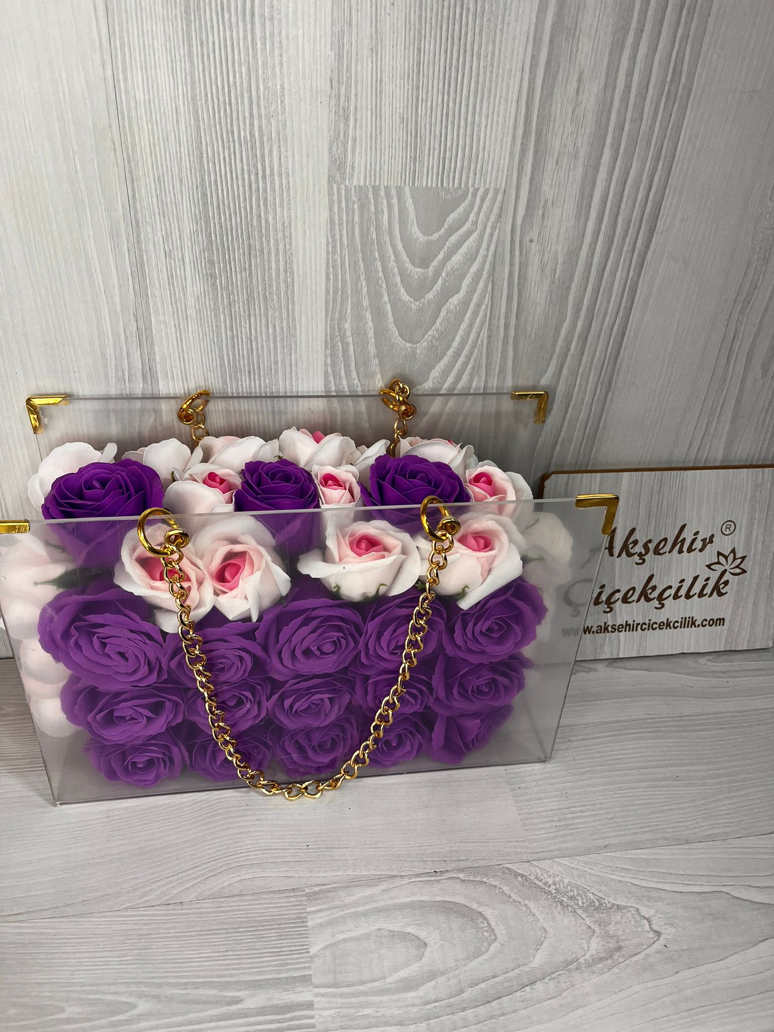 çantada mor ve pembe çiçekler 
