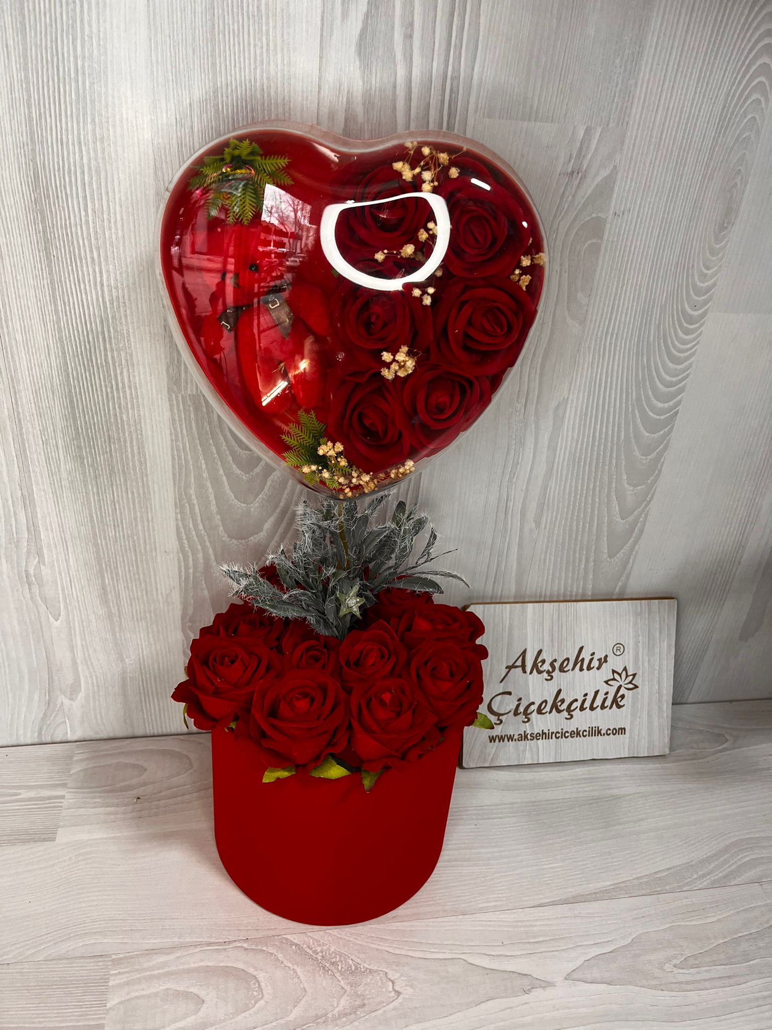 kırmızı kutuda kalpli aranjman